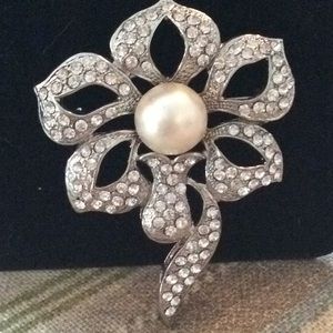 NWOT nice ivory pearl and pave stone floral brooch (5334)